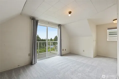 6737 Sycamore Avenue NW Seattle WA 98117