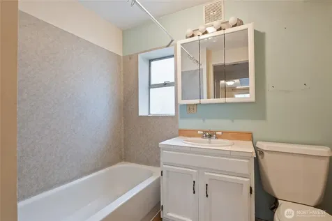 6737 Sycamore Avenue NW Seattle WA 98117