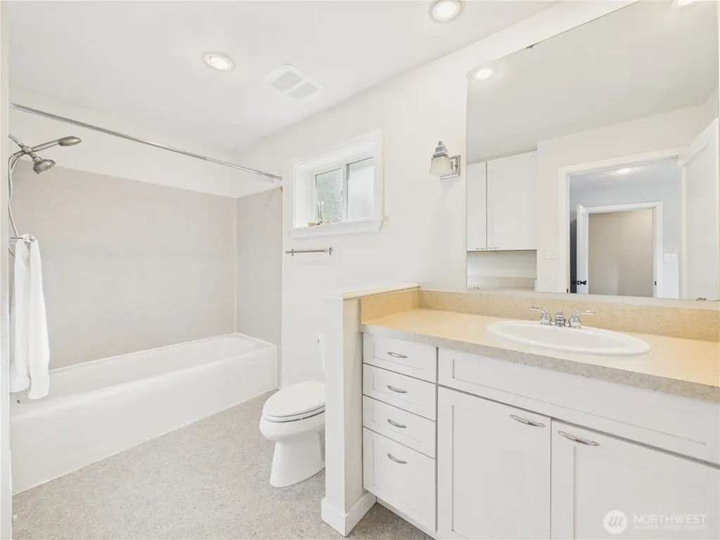 6351 Lake Avenue SW Lakewood WA 98499