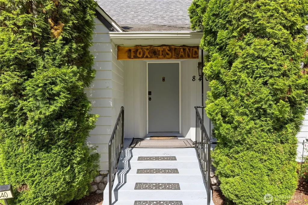 840 11th Avenue Fox Island WA 98333