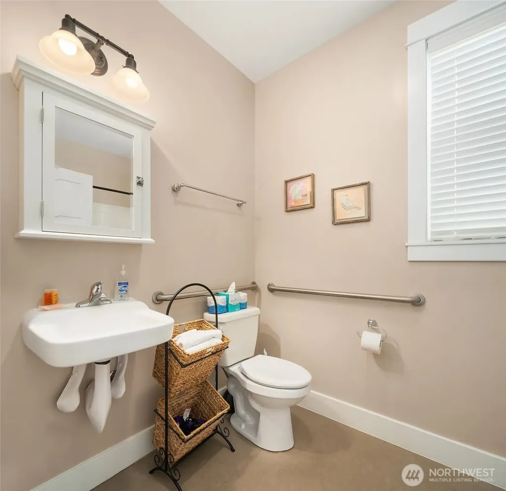 24 Float Lane Pacific Beach WA 98571