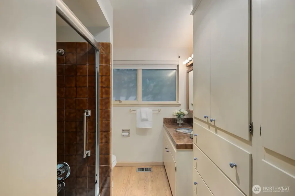 8433 221st Place SW Edmonds WA 98026
