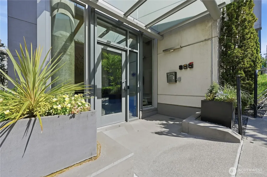 76 Cedar Street Seattle WA 98121