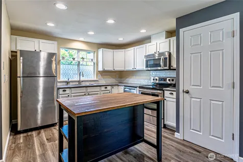 2706 9th Street SE Puyallup WA 98374