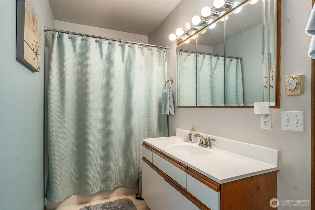 621 E Herron Boulevard NW Lakebay WA 98349