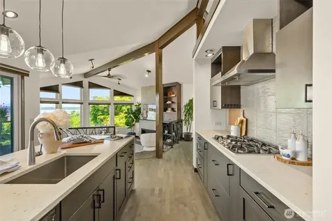 10847 Bill Point Bluff NE Bainbridge Island WA 98110
