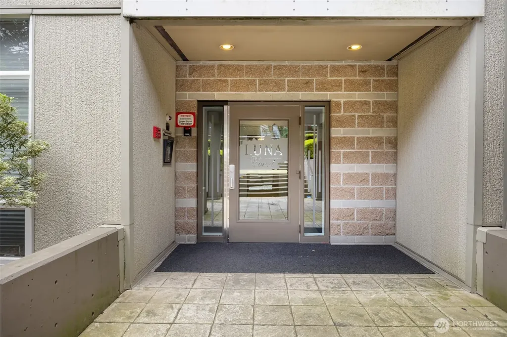 3221 SW Avalon Way Seattle WA 98126