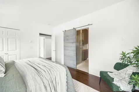 3221 SW Avalon Way Seattle WA 98126