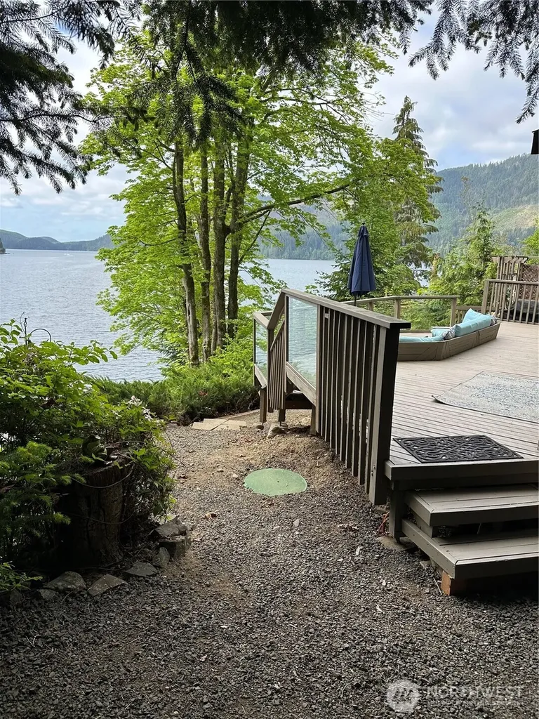 90 Lakeshore Place Hoodsport WA 98548
