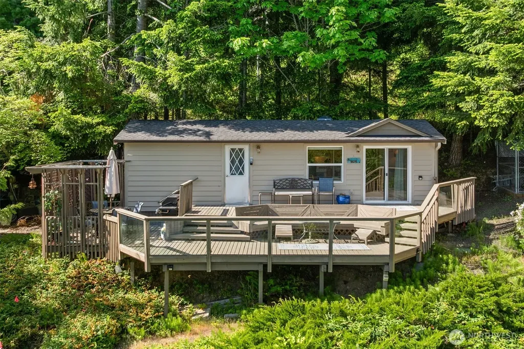 90 Lakeshore Place Hoodsport WA 98548