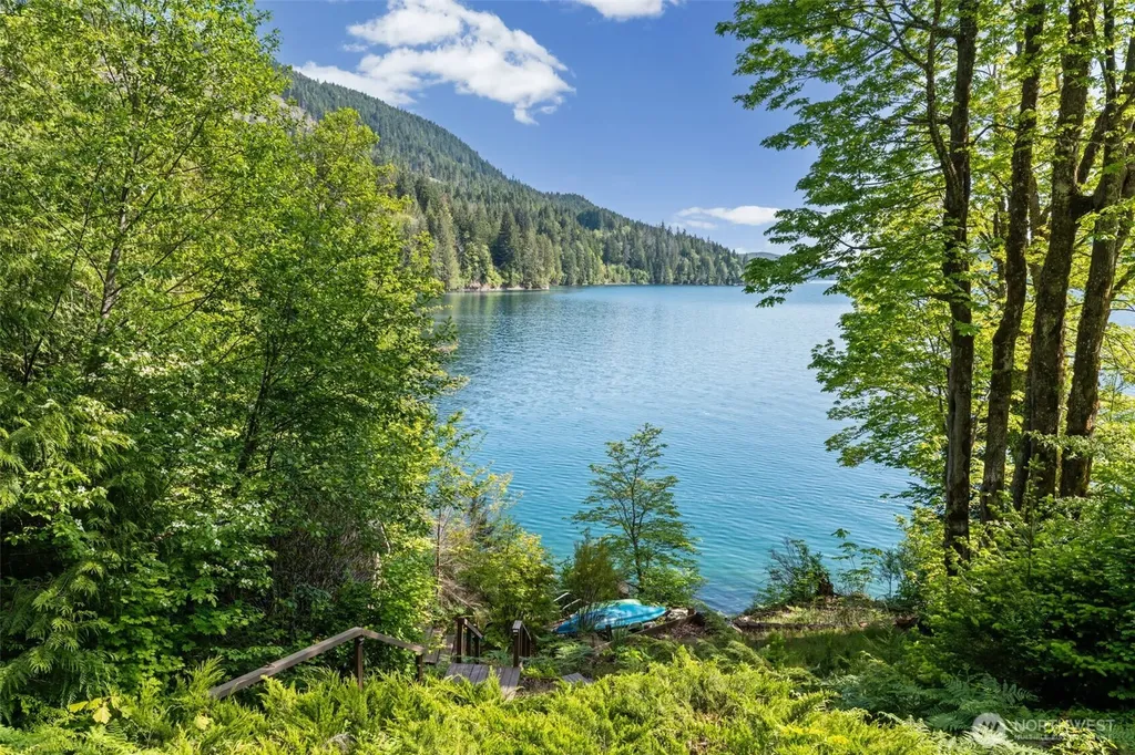 90 Lakeshore Place Hoodsport WA 98548