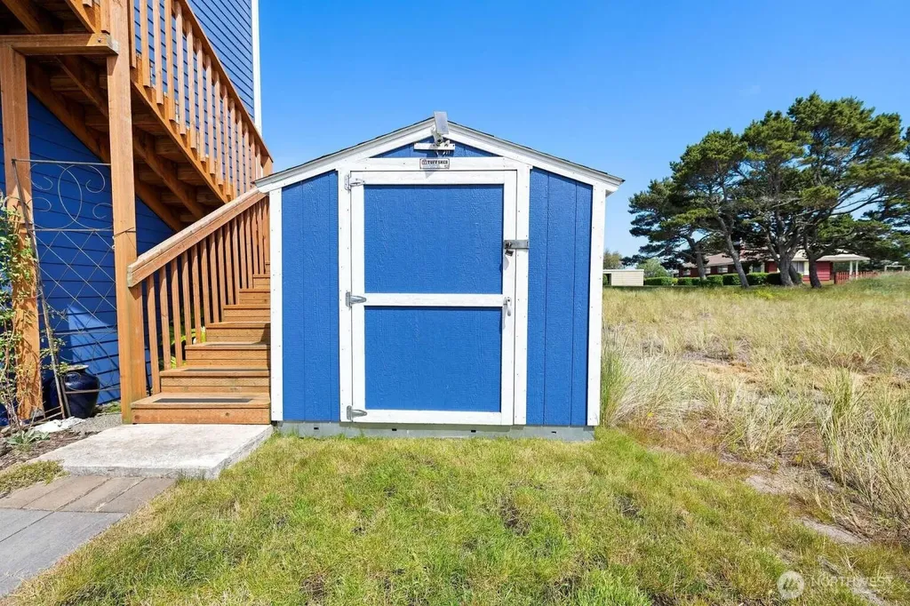 205 9th Street NW Long Beach WA 98631