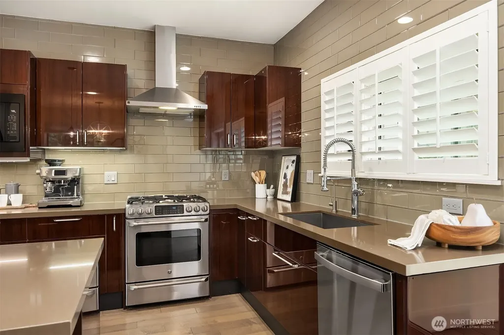 998 NE High Street Issaquah WA 98029