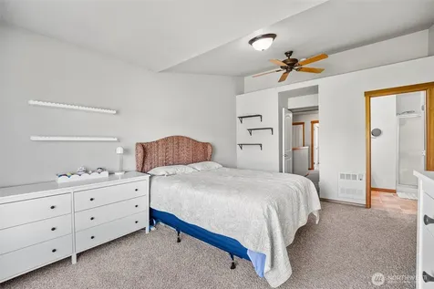 524 Pilchuck Path Everett WA 98201