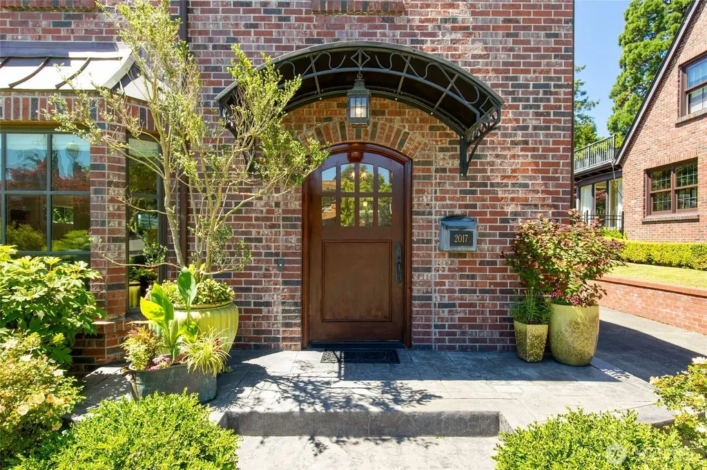 2017 36th Avenue W Seattle WA 98199