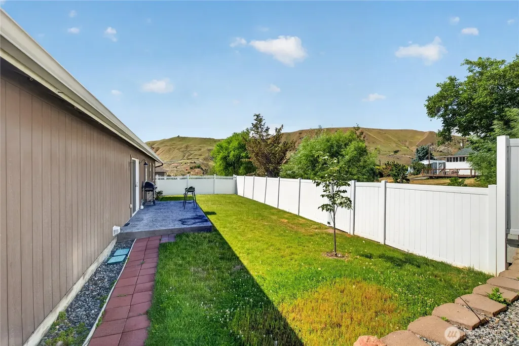 586 S James Avenue East Wenatchee WA 98802