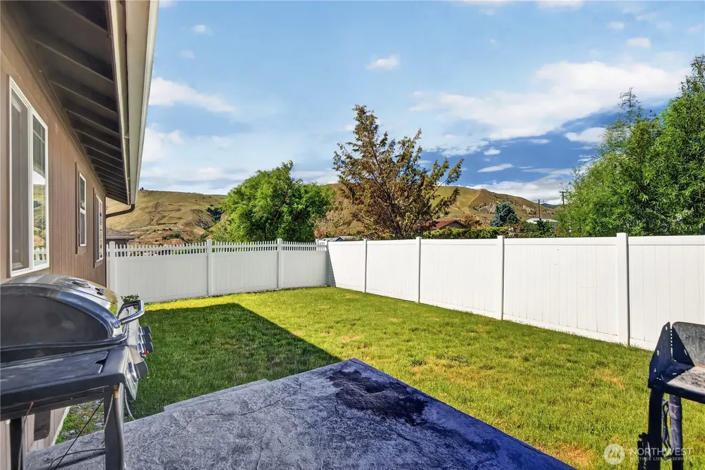 586 S James Avenue East Wenatchee WA 98802