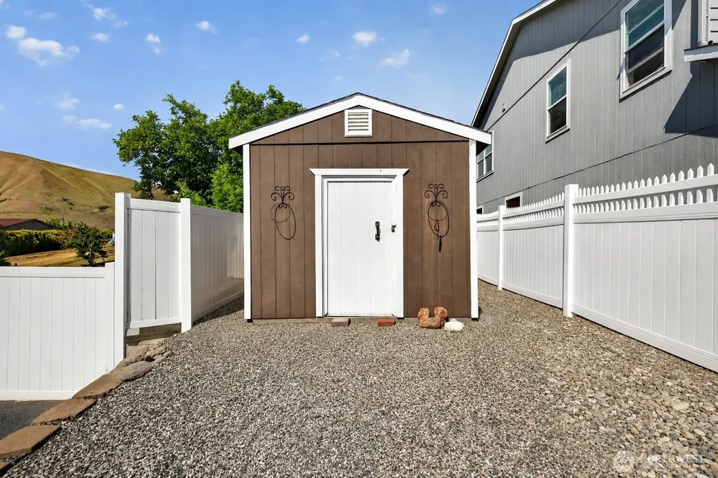 586 S James Avenue East Wenatchee WA 98802