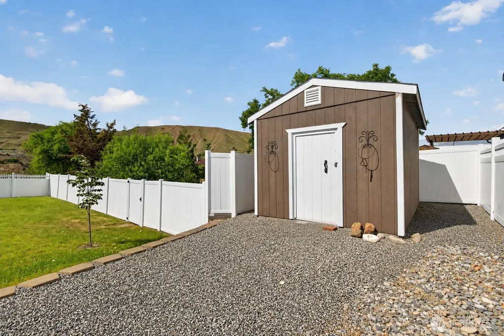 586 S James Avenue East Wenatchee WA 98802