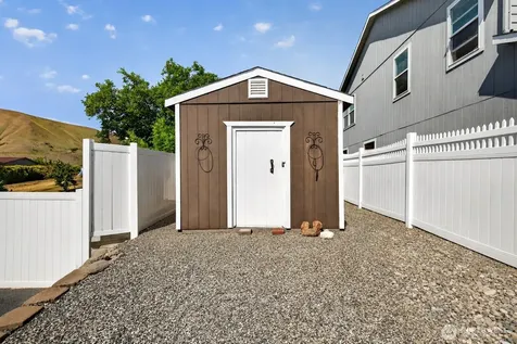 586 S James Avenue East Wenatchee WA 98802