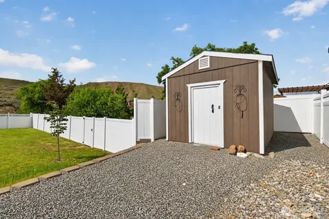 586 S James Avenue East Wenatchee WA 98802
