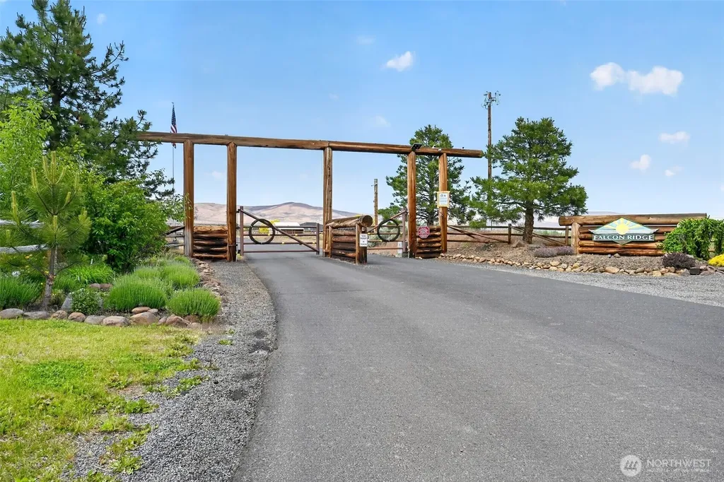 130 Red Tail Road Yakima WA 98908