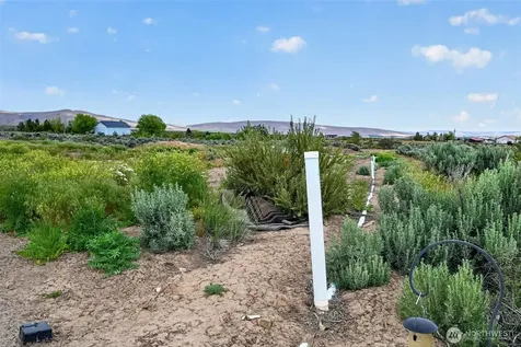 130 Red Tail Road Yakima WA 98908