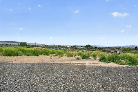130 Red Tail Road Yakima WA 98908