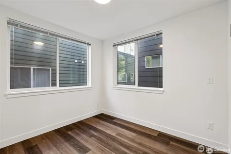 5255 Brooklyn Avenue NE Seattle WA 98015