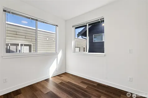 5255 Brooklyn Avenue NE Seattle WA 98015