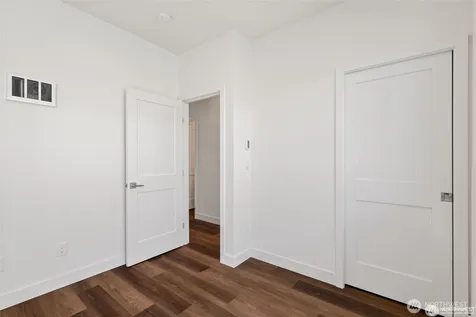 5255 Brooklyn Avenue NE Seattle WA 98015