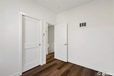 5255 Brooklyn Avenue NE Seattle WA 98015