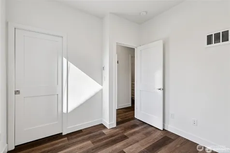 5255 Brooklyn Avenue NE Seattle WA 98015