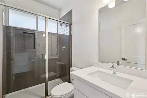 5255 Brooklyn Avenue NE Seattle WA 98015