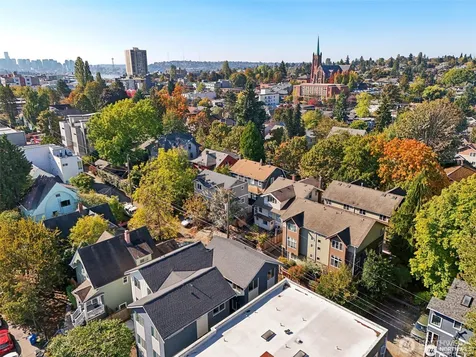 5255 Brooklyn Avenue NE Seattle WA 98015