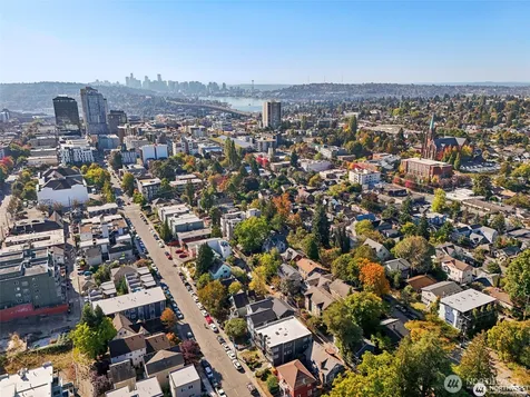 5255 Brooklyn Avenue NE Seattle WA 98015