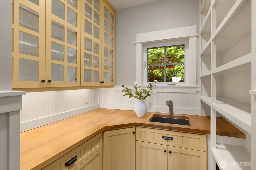 4548 Island Avenue NE Bainbridge Island WA 98110