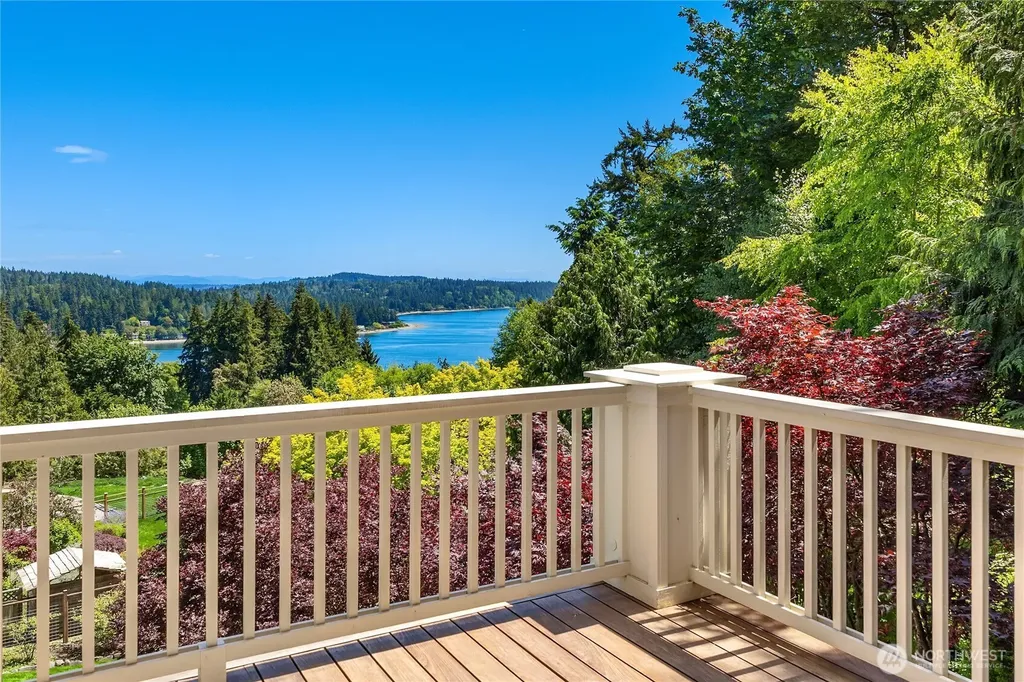 4548 Island Avenue NE Bainbridge Island WA 98110