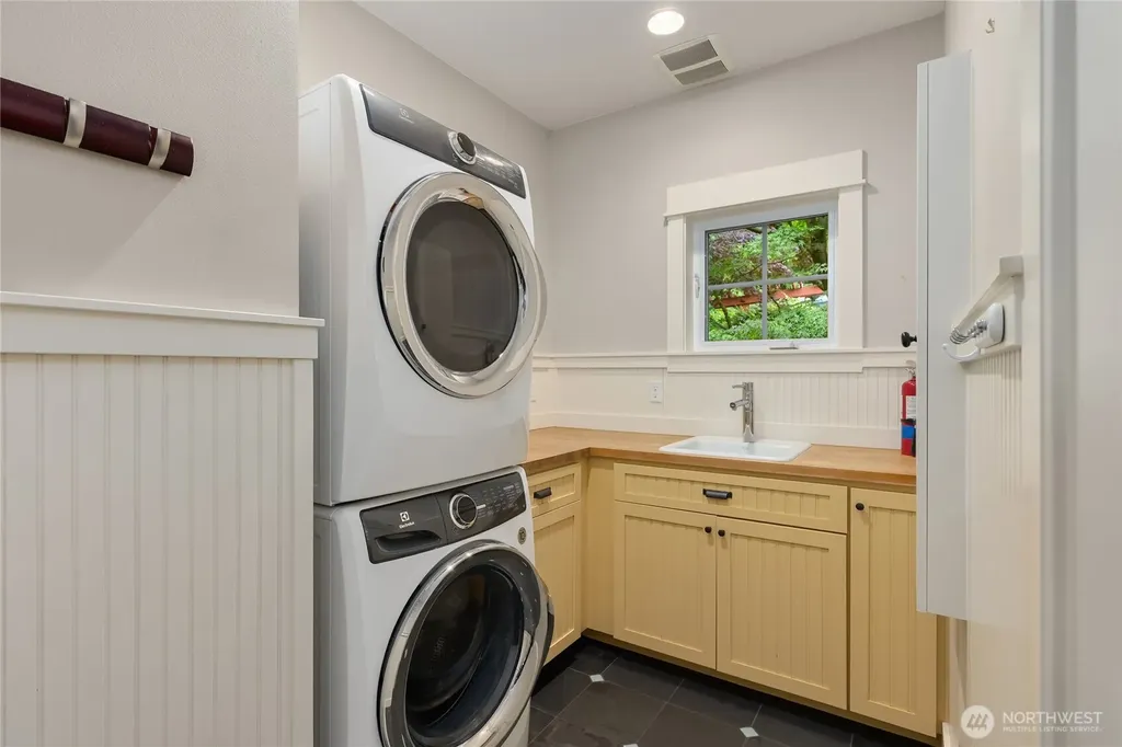 4548 Island Avenue NE Bainbridge Island WA 98110