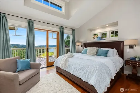 4548 Island Avenue NE Bainbridge Island WA 98110