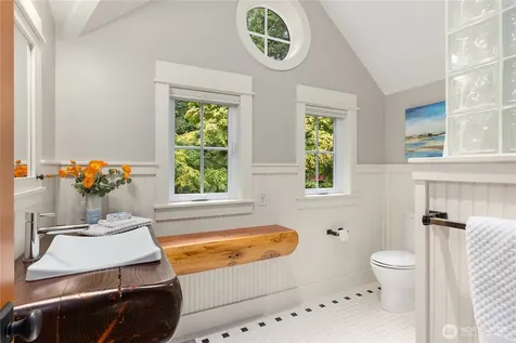 4548 Island Avenue NE Bainbridge Island WA 98110