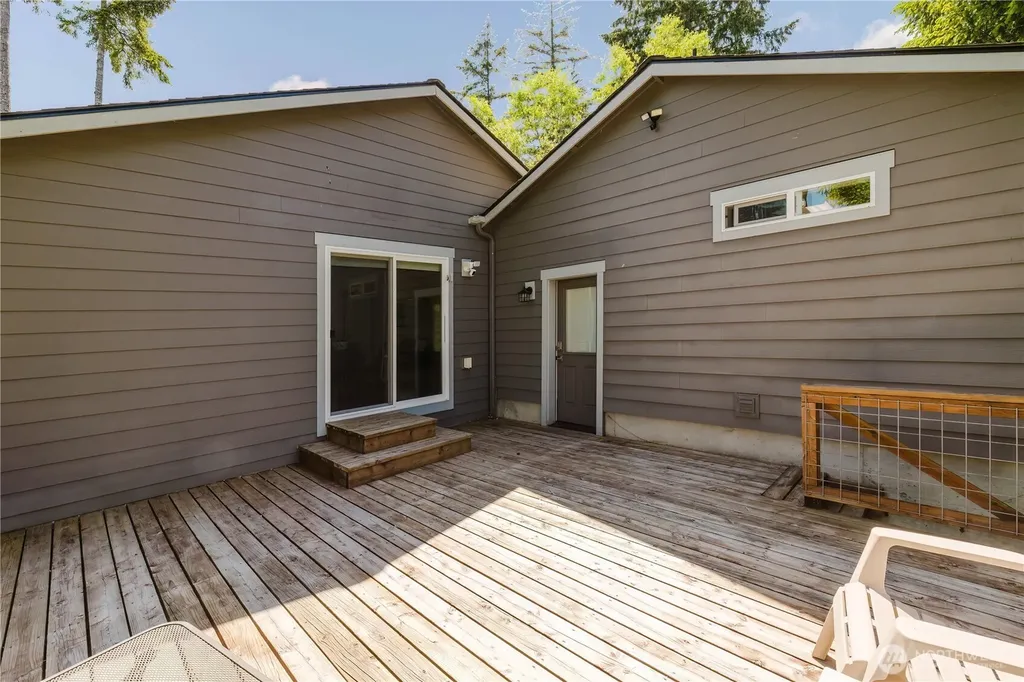 253 E Mountain View Drive Allyn WA 98524