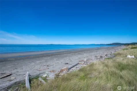 4689 Surfcrest Drive Oak Harbor WA 98277