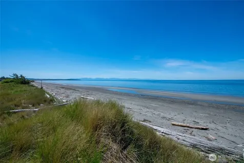 4689 Surfcrest Drive Oak Harbor WA 98277