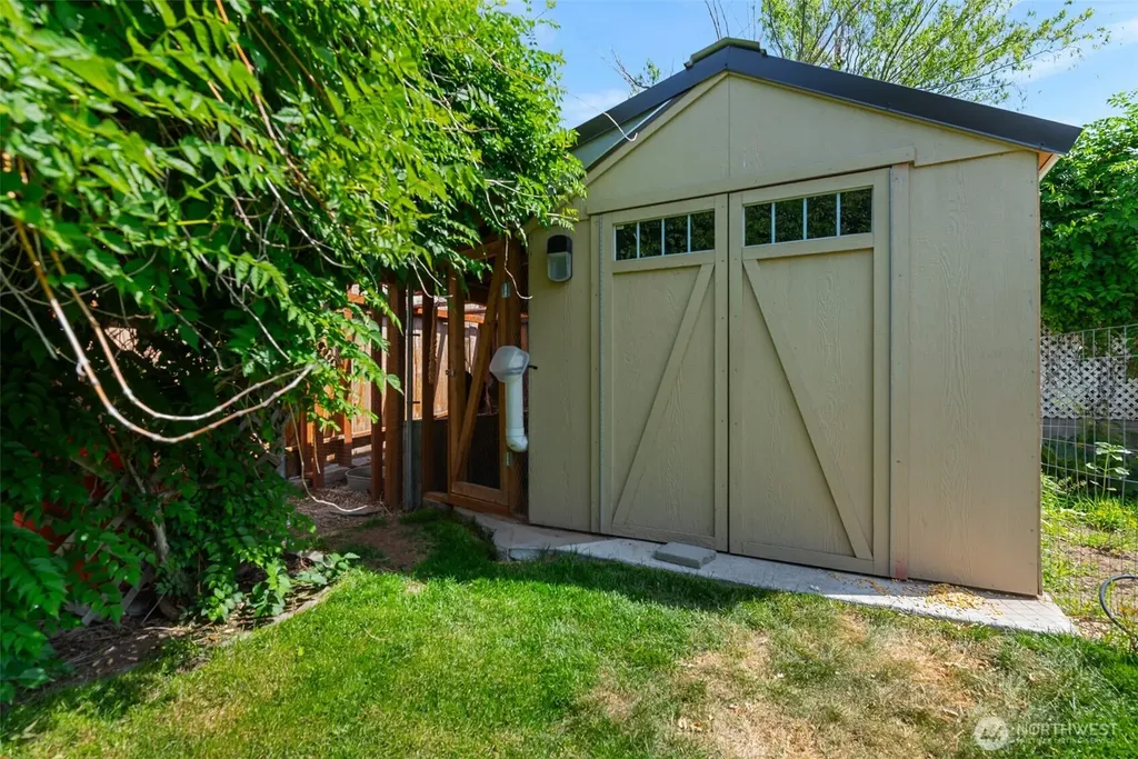 239 6th Street NE East Wenatchee WA 98802