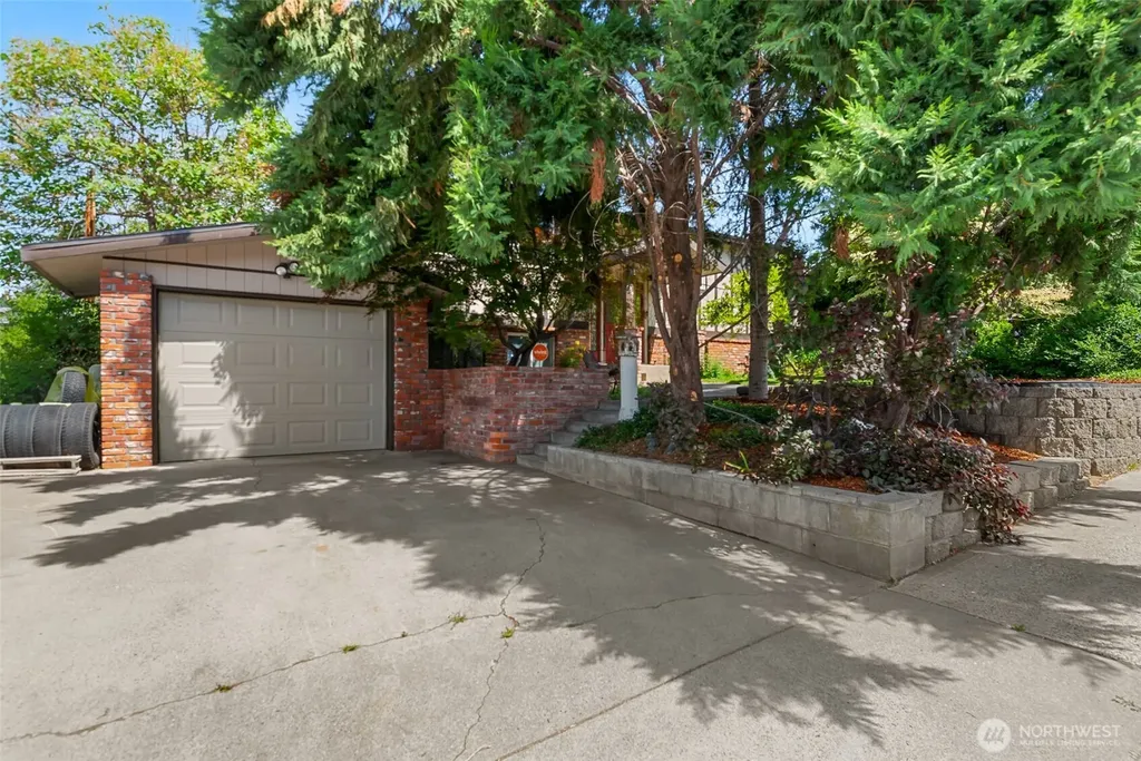 239 6th Street NE East Wenatchee WA 98802