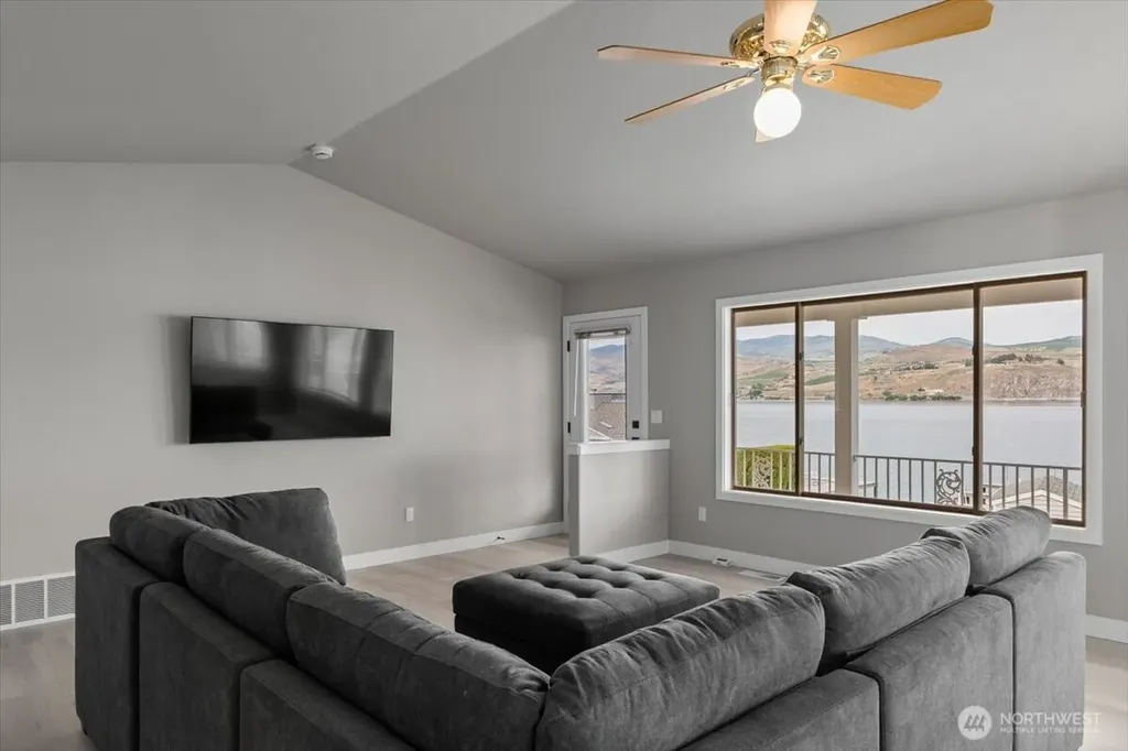 1496 S Lakeshore Road Chelan WA 98816
