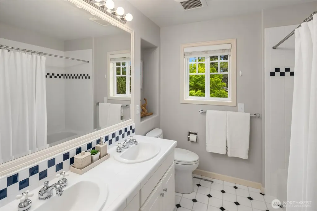 21827 SE 20th Street Sammamish WA 98075