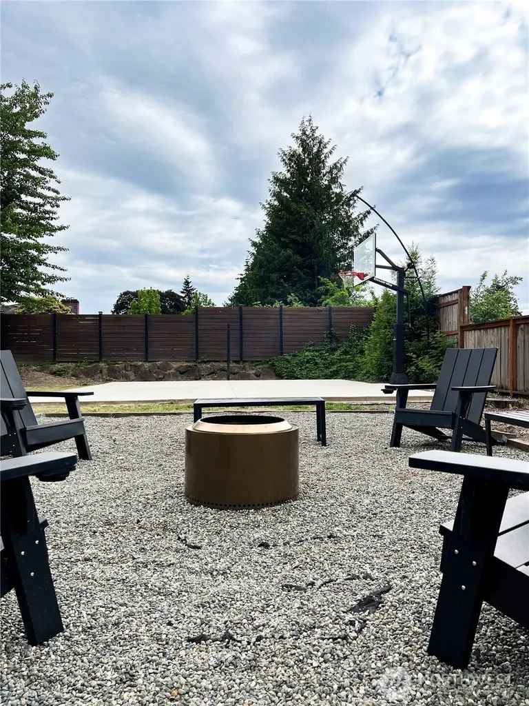 811 Hilltop Avenue Kent WA 98031