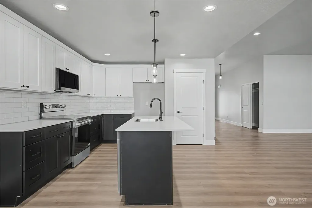 523 N Lessor Loop Moses Lake WA 98837